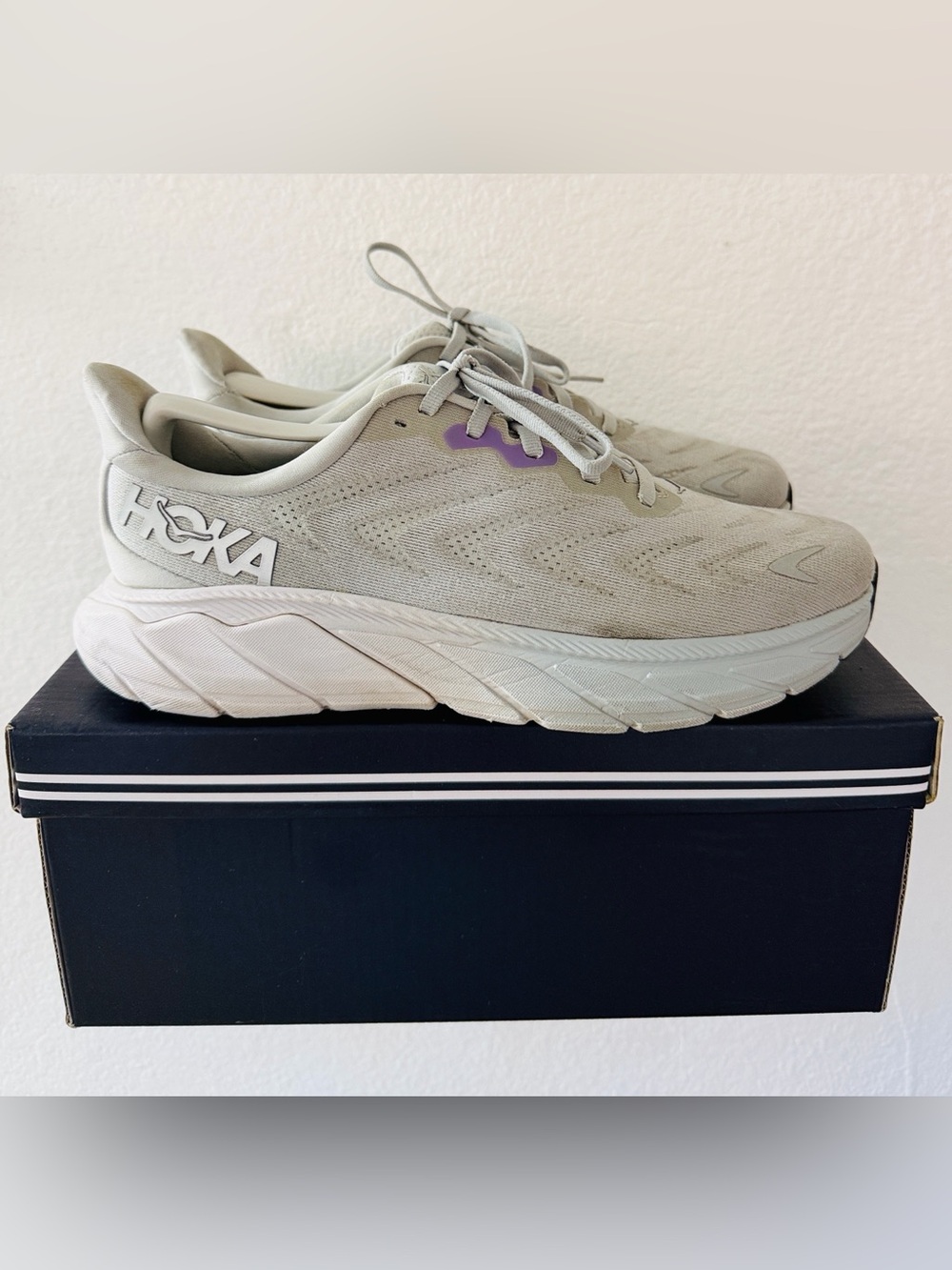 Hoka Arahi 6 Women’s Light Gray Athletic Sneakers with Lavender Accent